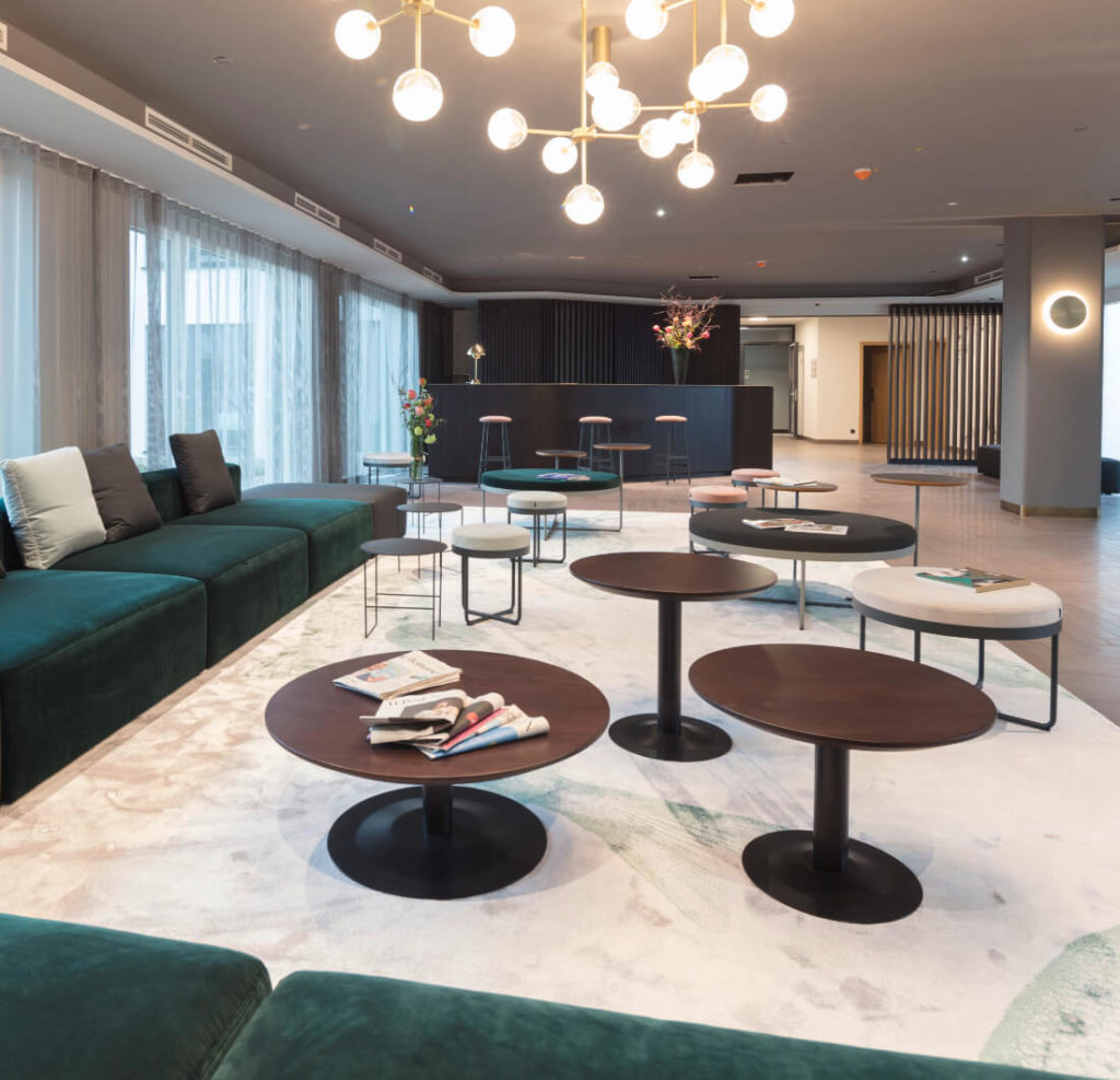 Empfangsbereich mit Blick auf die Rezeption im Soller Business Hotel