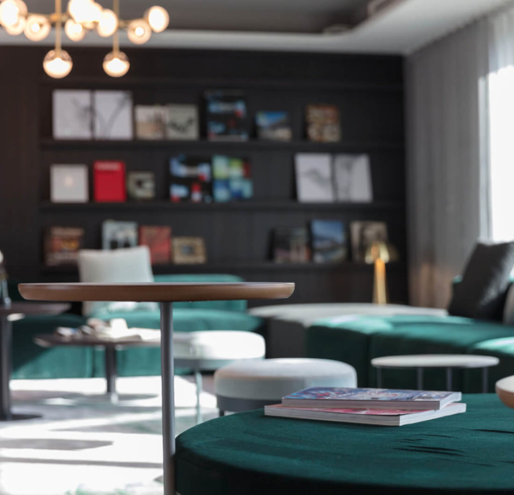 Empfangsbereich mit Sitzgelegenheiten im Soller Business Hotel