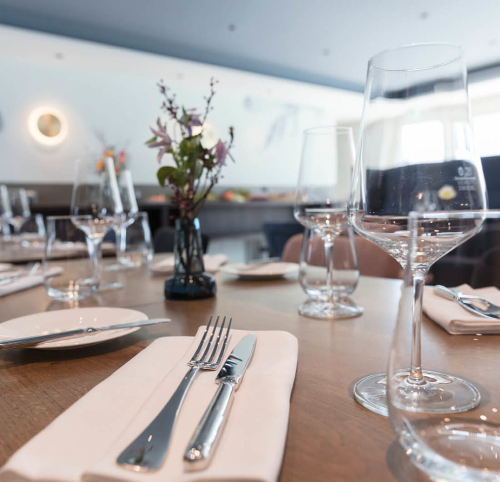Eingedeckter Tisch im Restaurant Eisvogel im Soller Business Hotel